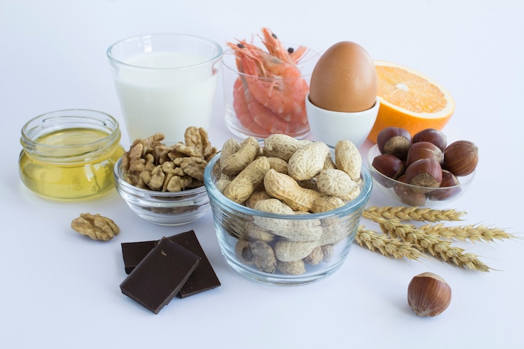 Foto nahaufnahme auf lebensmittelallergenen auf dem weißen hintergrund. platz kopieren. konzept der lebensmittelallergie.