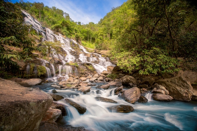 Nahaufnahme auf Mae Ya Wasserfall mit Felsen