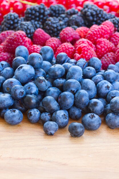 Nahaufnahme auf Mischung von Haufen frischer Beeren