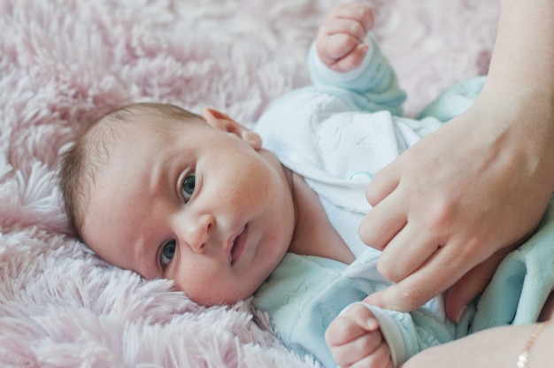 Nahaufnahme auf niedlichen kleinen Babykind