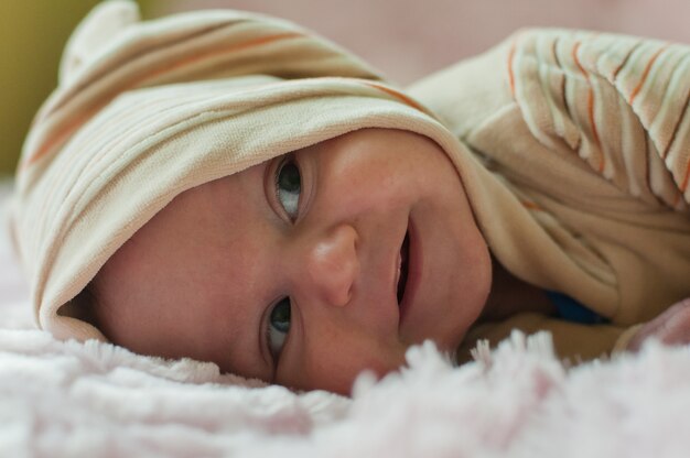 Nahaufnahme auf niedlichen kleinen Babykind