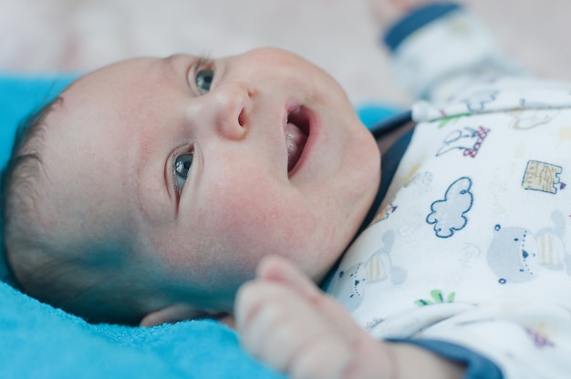 Foto nahaufnahme auf niedlichen kleinen babykind