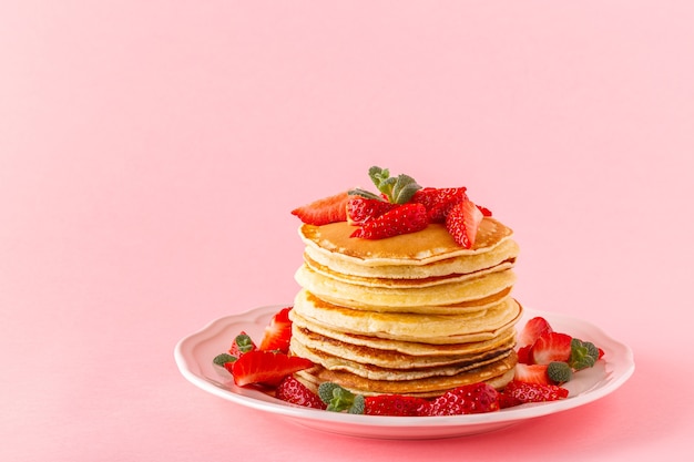 Nahaufnahme auf Pfannkuchen mit Erdbeeren