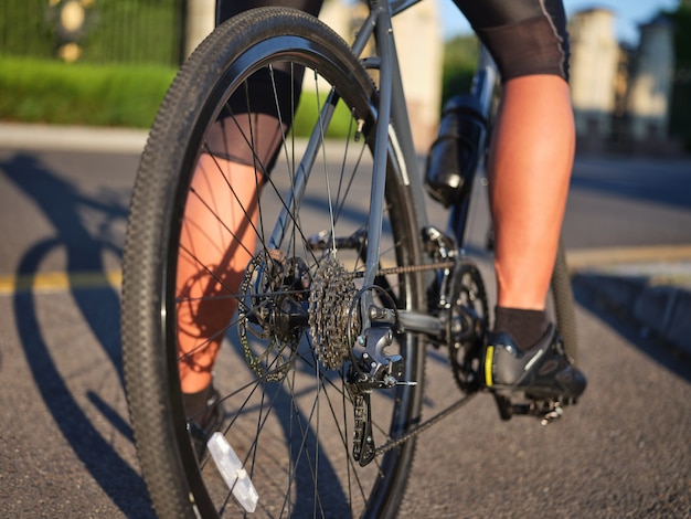 Nahaufnahme auf Rad und Kette des Rennradprofis, der ein Fahrrad fährt