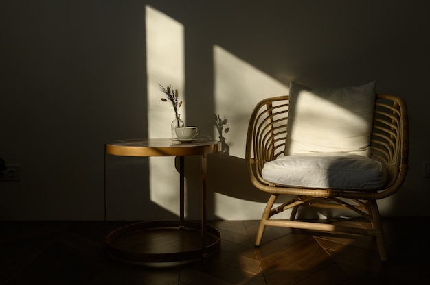 Nahaufnahme auf Tisch und Stuhl aus Bambus im Sonnenschein