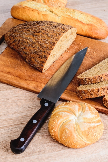 Nahaufnahme auf verschiedenem Brot auf Holzbrett