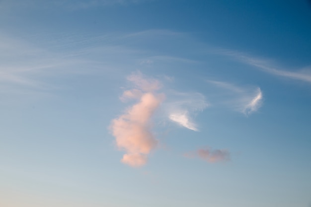 Nahaufnahme auf Wolken, die von den Strahlen der untergehenden Sonne beleuchtet werden