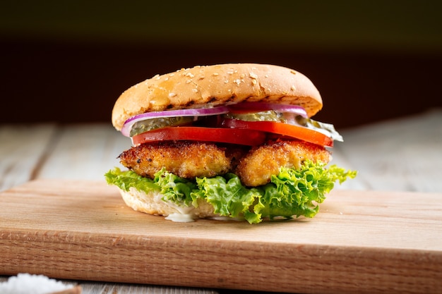 Nahaufnahme auf Zinger Burger mit frittiertem Huhn