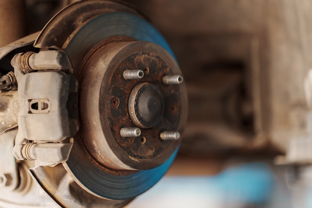 Nahaufnahme Automechaniker ersetzen Reifen am Rad in der Autowerkstatt.