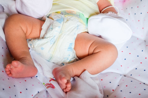 Nahaufnahme Baby Fuß auf dem Bett