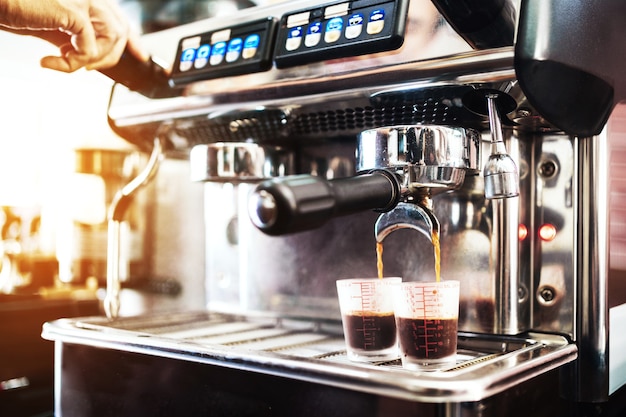 Nahaufnahme Barista Hand setzt den Metallfilter in die Kaffeemaschine