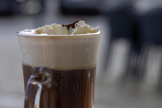 Nahaufnahme bei Tasse heißen irischen Kaffee