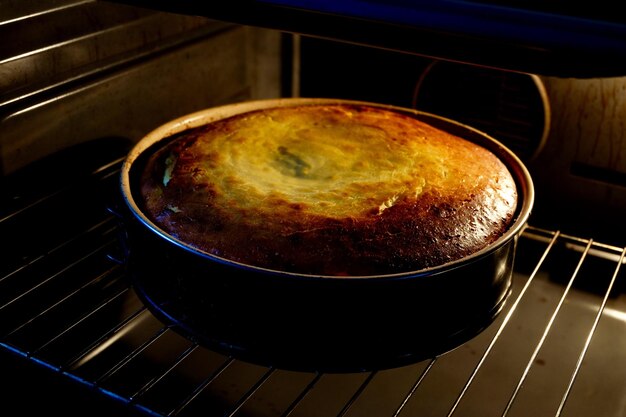 Foto nahaufnahme beim backen von kuchen im ofen