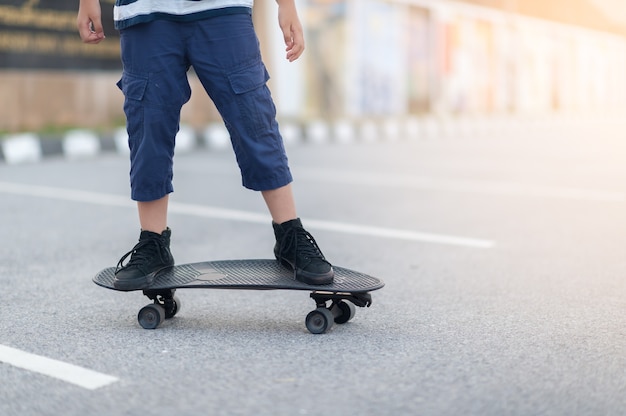 Nahaufnahme Bein auf Surf-Skate oder Skateboard auf einem Skatepark Extremsportarten.