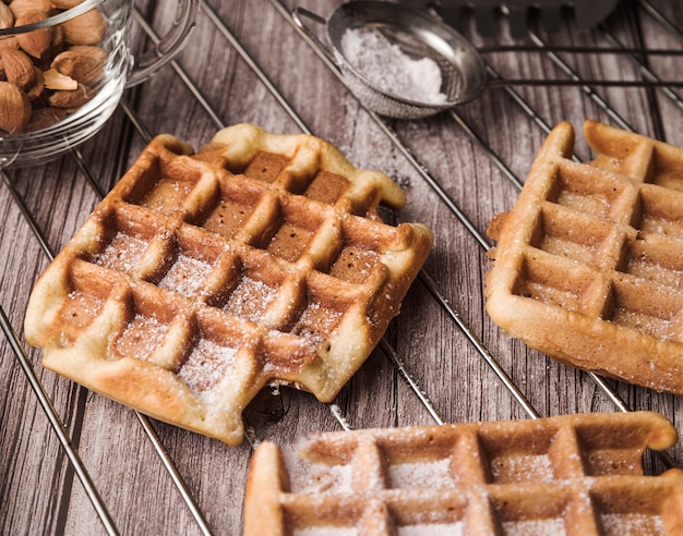 Foto nahaufnahme belgische waffel mit mandeln