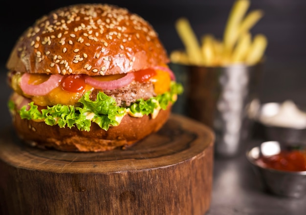 Foto nahaufnahme bereit, rindfleischburger mit zwiebel gedient zu werden