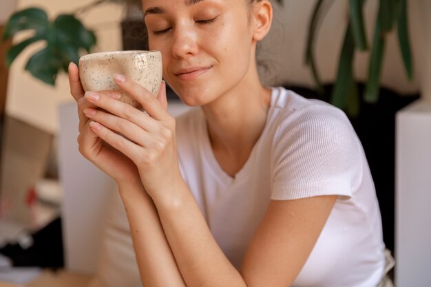 Nahaufnahme Bild der Frau mit handgemachter Tasse