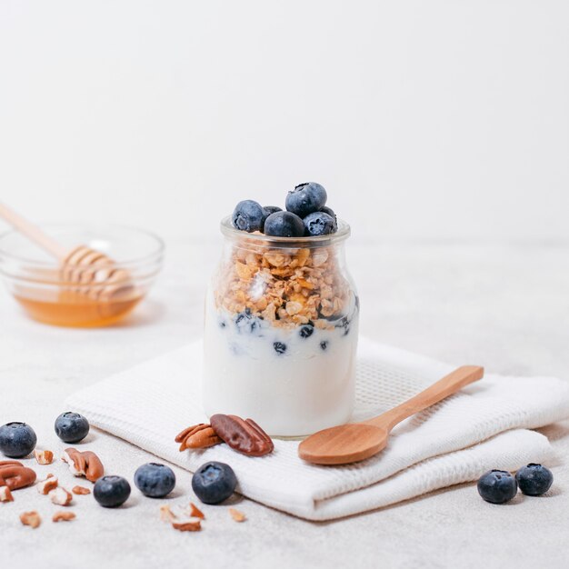 Nahaufnahme Bio-Milch mit Blaubeeren und Hafer