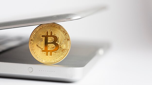 Foto nahaufnahme bitcoin mit dem laptop defocused