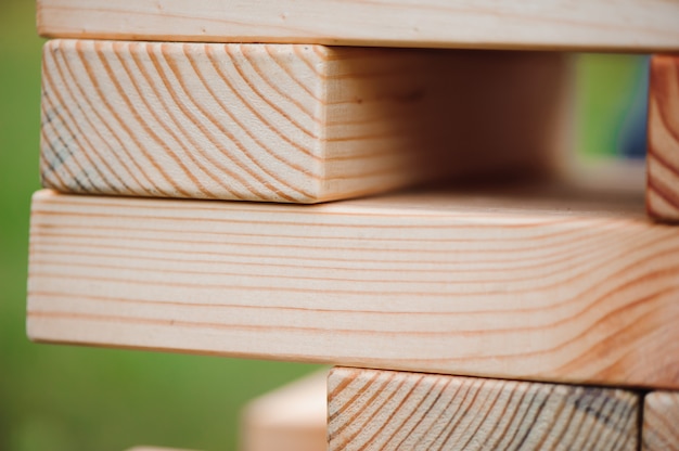 Nahaufnahme blockiert Holzspiel. Der Turm aus Holzklötzen.