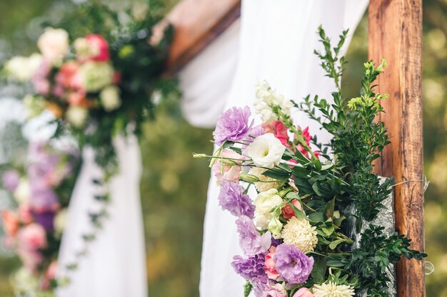 Nahaufnahme Blumenbogen Dekor für Hochzeitszeremonie