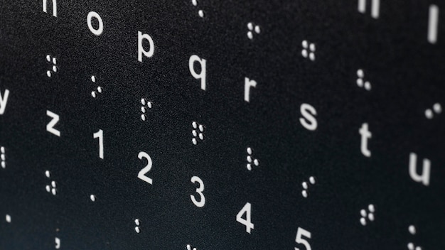 Foto nahaufnahme braille alphabet tastatur