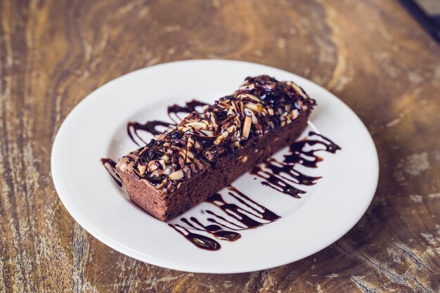 Nahaufnahme Brownie auf Holztisch