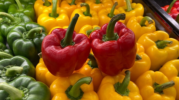 Nahaufnahme bunte frische Paprika im Laden