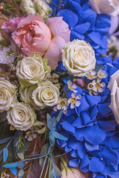 Nahaufnahme bunter Frühlingsblumenstrauß mit vielen verschiedenen Blumengelee.