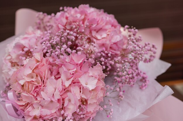 Nahaufnahme bunter Frühlingsblumenstrauß mit vielen verschiedenen Blumengelee.