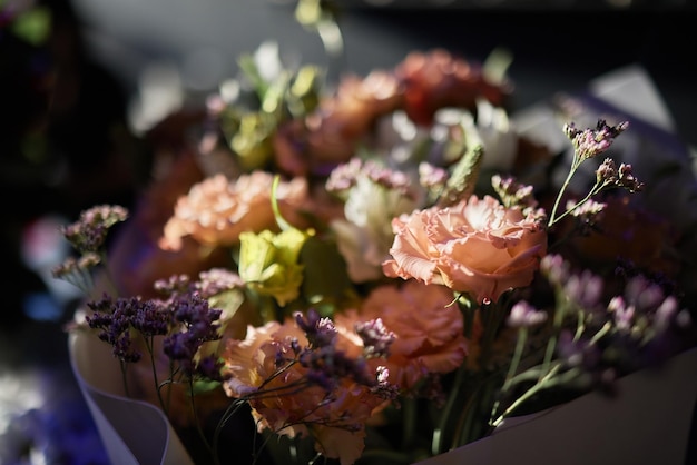 Nahaufnahme bunter Frühlingsblumenstrauß mit vielen verschiedenen Blumengelee