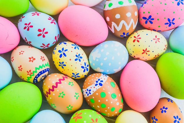 Nahaufnahme-bunter Ostereihintergrund. Glückliche Familie, die sich für Ostern vorbereitet.