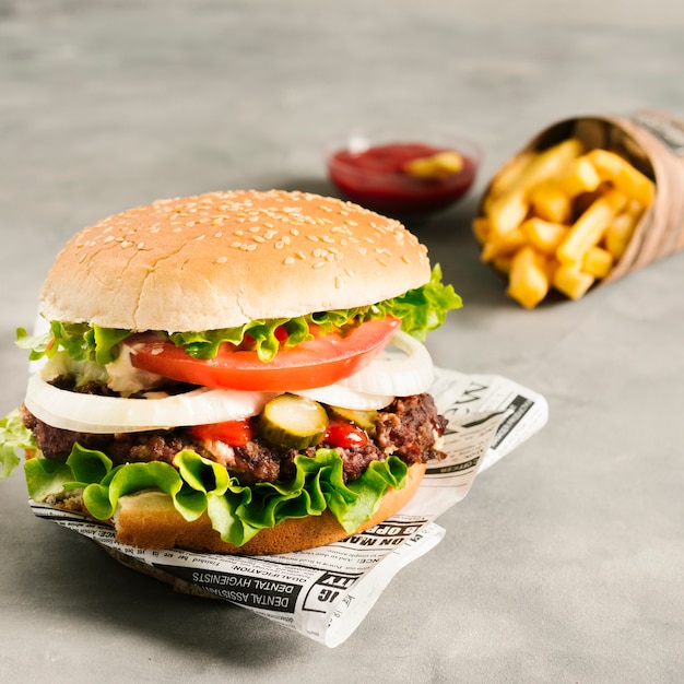 Nahaufnahme-Burger des hohen Winkels mit Fischrogen auf Zeitung