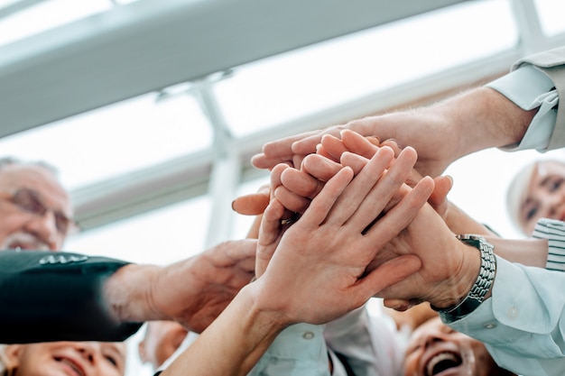 Nahaufnahme. Business-Team zeigt ihre Einheit. das Konzept der Teamarbeit