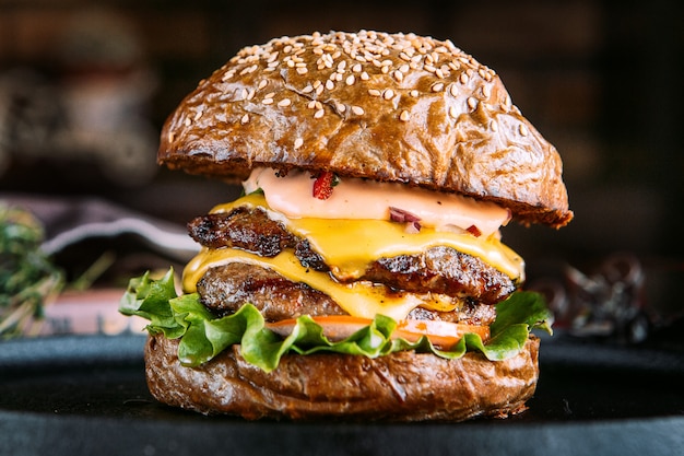 Nahaufnahme Cheeseburger mit zwei Schnitzel