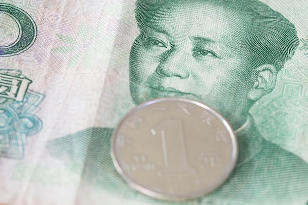 Nahaufnahme chinesischer Banknoten und Münzen Chinesischer Yuan CNY RenMinBi RMBPeoples Replublic of China Money im Hintergrund Finanzkonzept