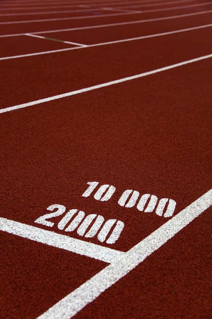 Nahaufnahme der 2000 und 10000 Meter Markierungen auf der Laufstrecke