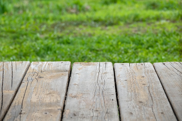 Nahaufnahme der alten Holzbretterbeschaffenheit und der Grasoberfläche