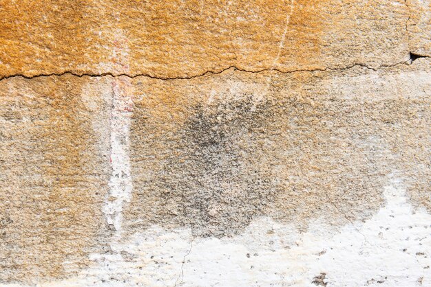 Nahaufnahme der alten Zementwand weiß lackiert, abblätternde Farbe Textur und Hintergrund.