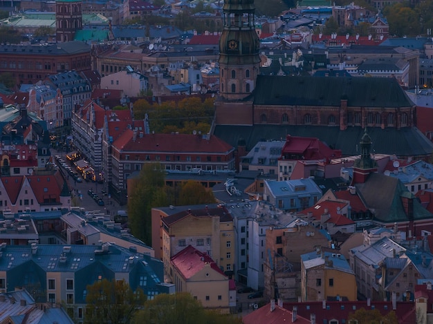 Nahaufnahme der Altstadt von Riga in der Dämmerung