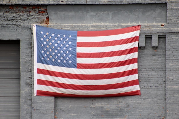 Nahaufnahme der amerikanischen Flagge an der grauen Wand