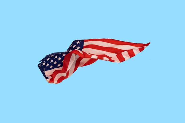 Nahaufnahme der amerikanischen Flagge auf blauem Hintergrund.