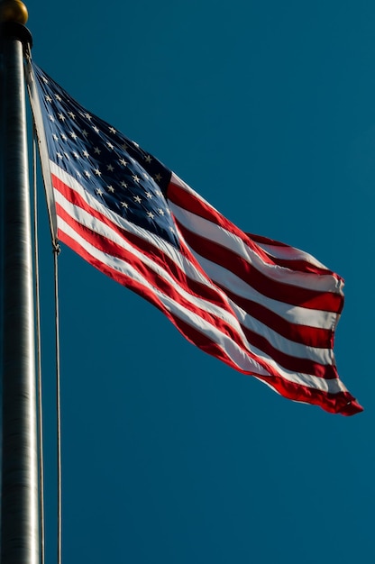 Nahaufnahme der amerikanischen Flagge vor klarem Himmel