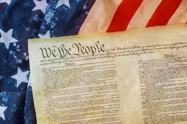 Nahaufnahme der amerikanischen grunge-flagge auf we the people bill of rights