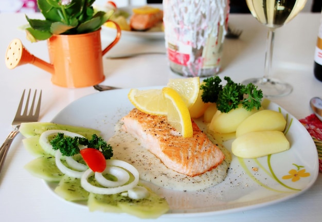 Nahaufnahme der auf dem Tisch servierten Mahlzeit