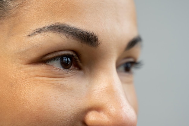 Nahaufnahme der Augen einer schwarzen Frau, die seitlich schauen