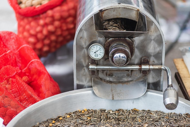 Nahaufnahme der automatischen Röstmaschine für Sonnenblumenkerne