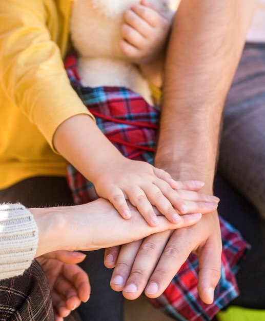 Nahaufnahme der Babyhand in Elternhände. Konzept der Einheit, Unterstützung, Schutz, Glück. Kinderhandnahaufnahme in Eltern. Hände von Vater, Mutter, halten Hand kleines Baby. Eltern halten die Babyhändchen