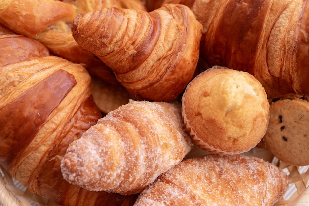 Nahaufnahme der Bäckerei verschiedene Arten von Brot süßen Bäckereiprodukten Muffin und Croissant