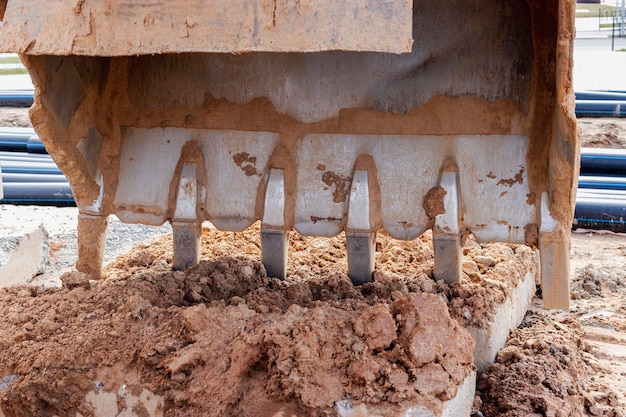 Nahaufnahme der Baggerschaufel auf der Baustelle Baumaschinen für Erdarbeiten